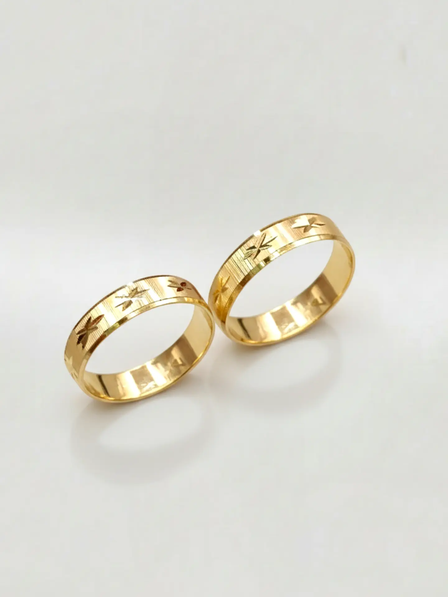 Argollas Destellos de Estrella 4 mm Oro 18k 2