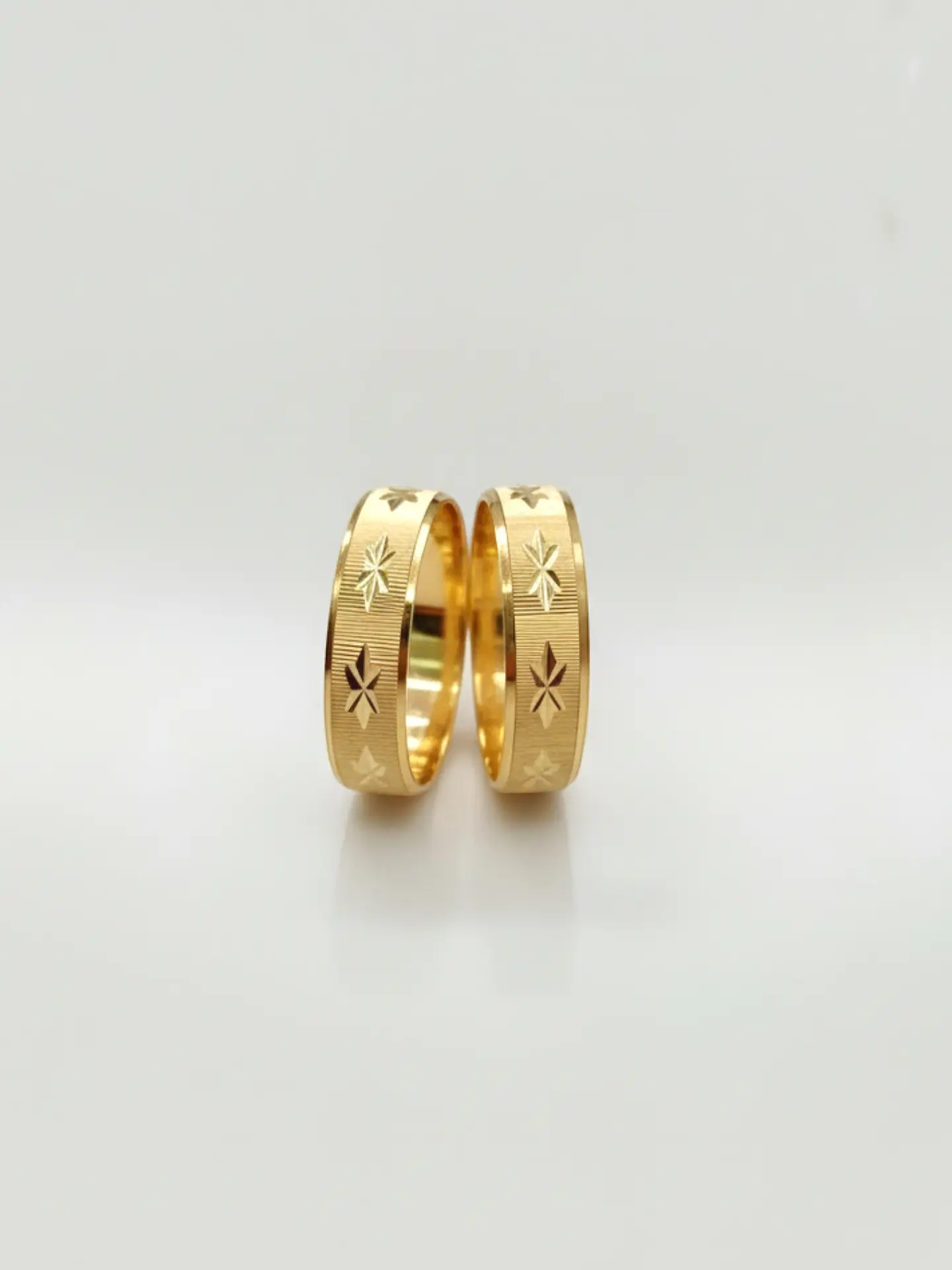 Argollas Destellos de Estrella 4 mm Oro 18k 3