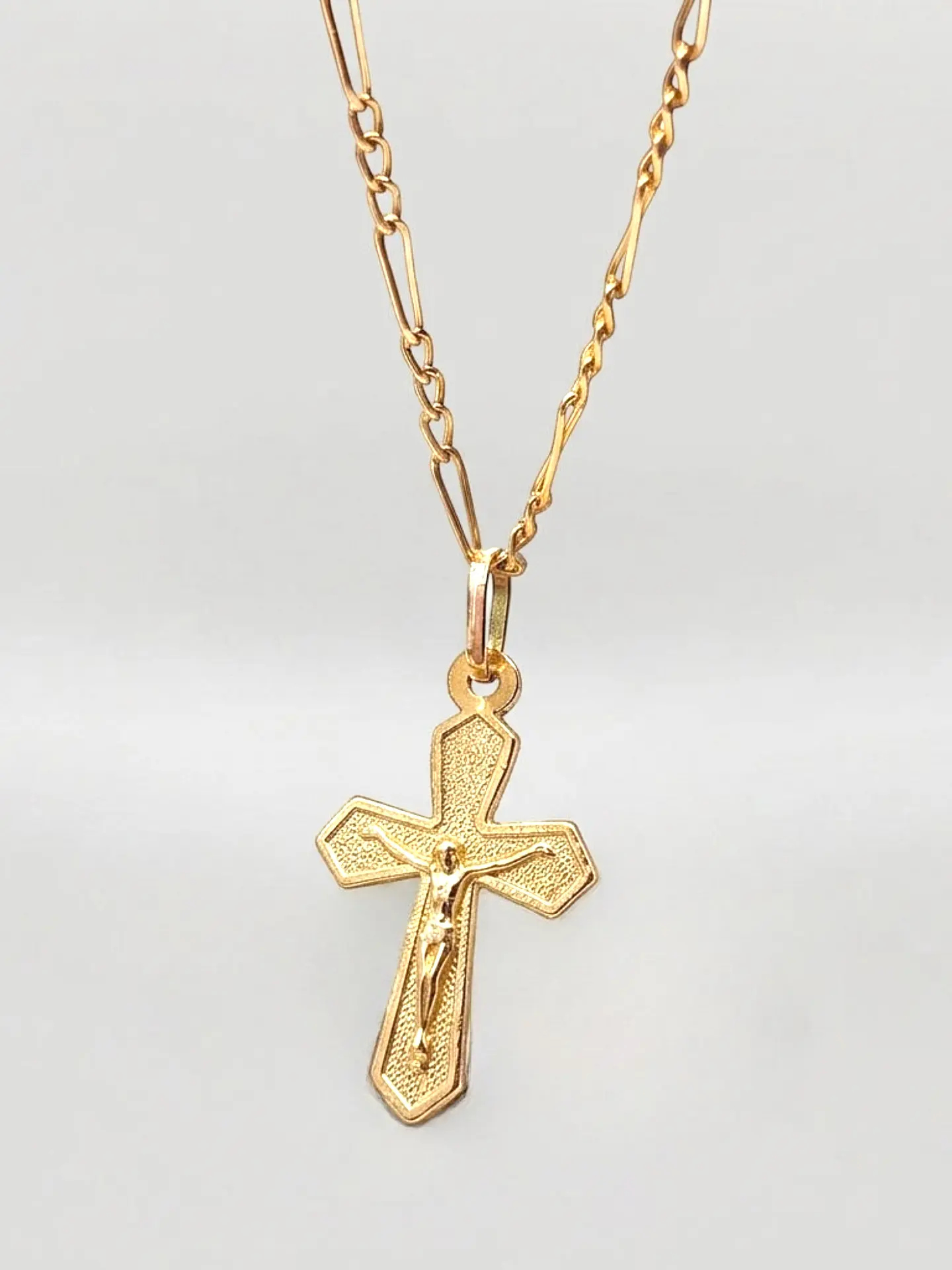 Cadena Cartier Devoción con Cristo Oro 18k 4