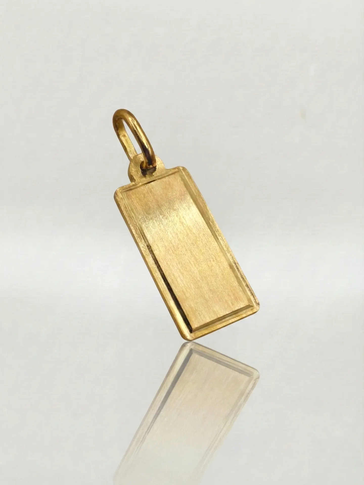 Colgante Placa Vanguardia Bordes Oro 18k 4