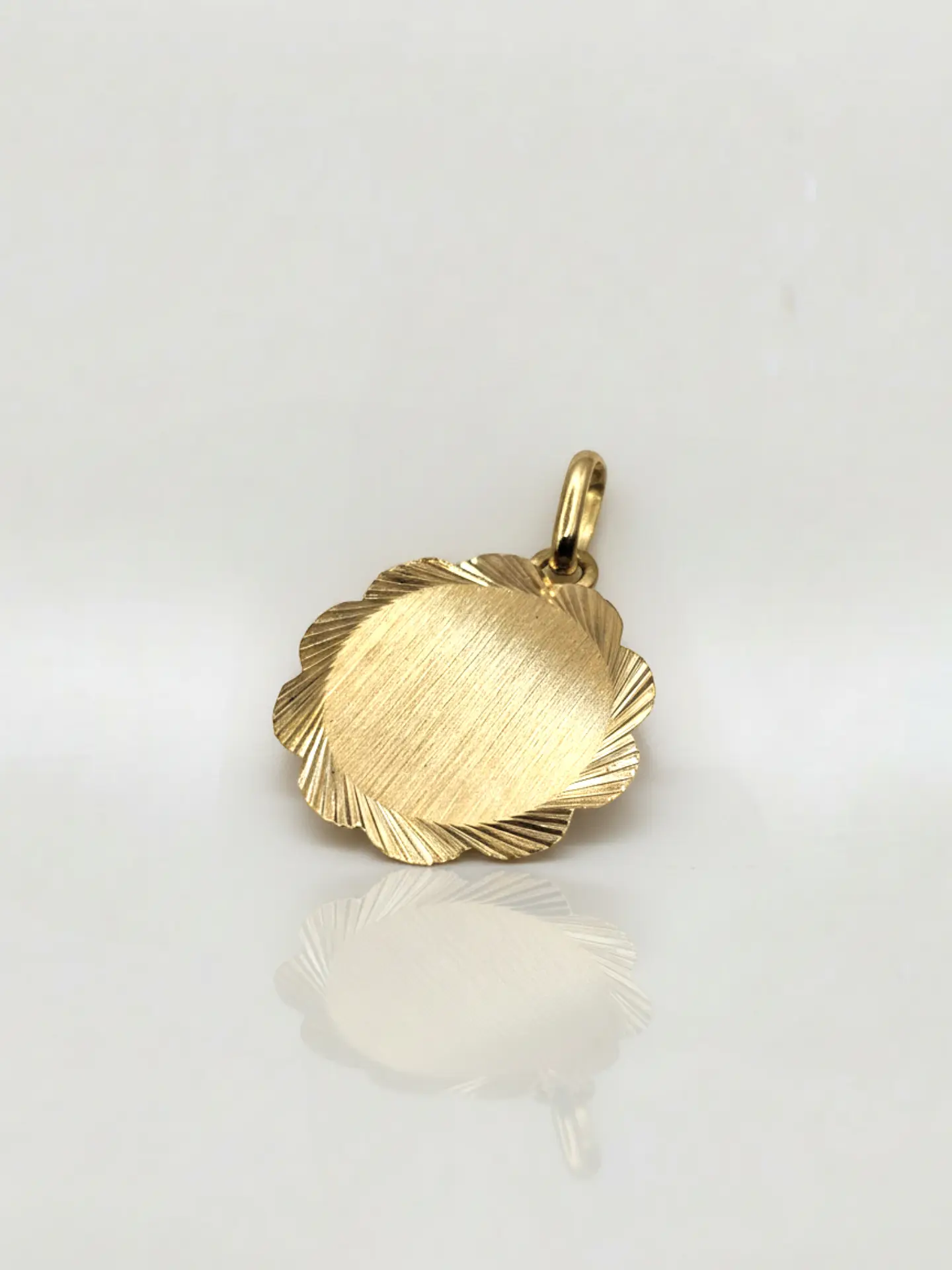 Colgante Disco Flor de Mayo Oro 18k 4
