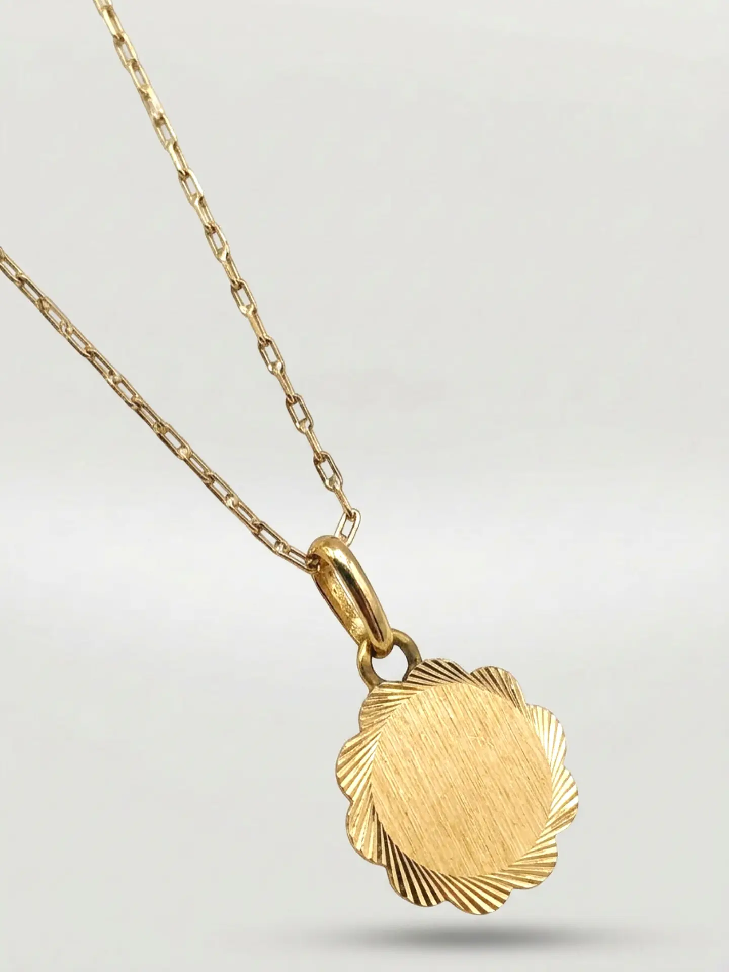 Cadena Disco Flor de Mayo Oro 18k 3