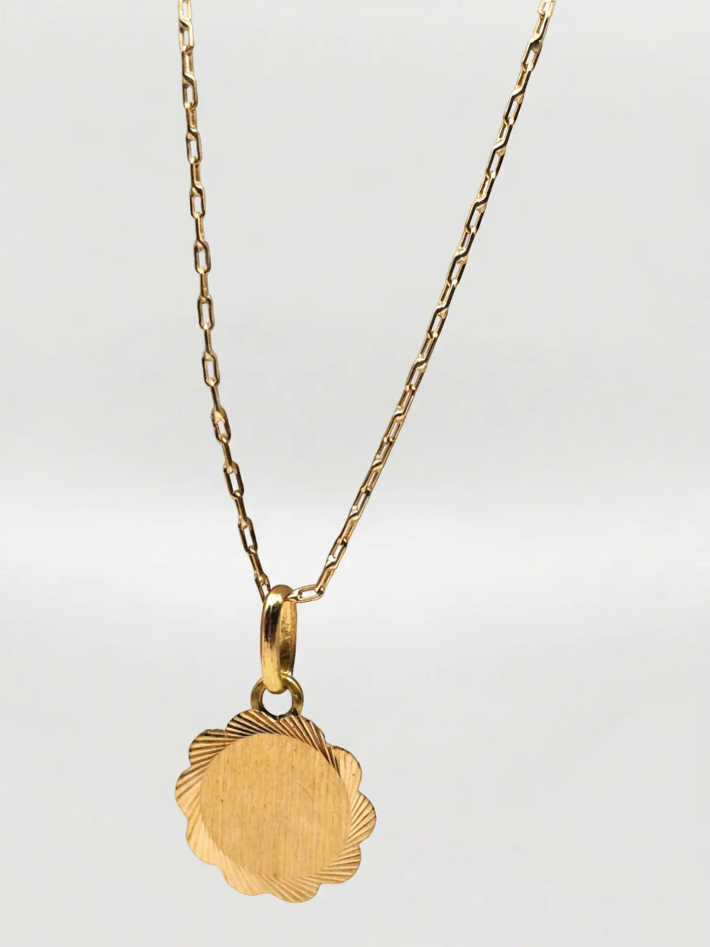 Cadena Disco Flor de Mayo Oro 18k 5