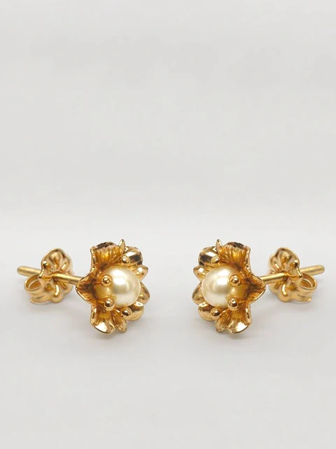 Aros Flor y Perla Cultivada de Estatus Oro 18k