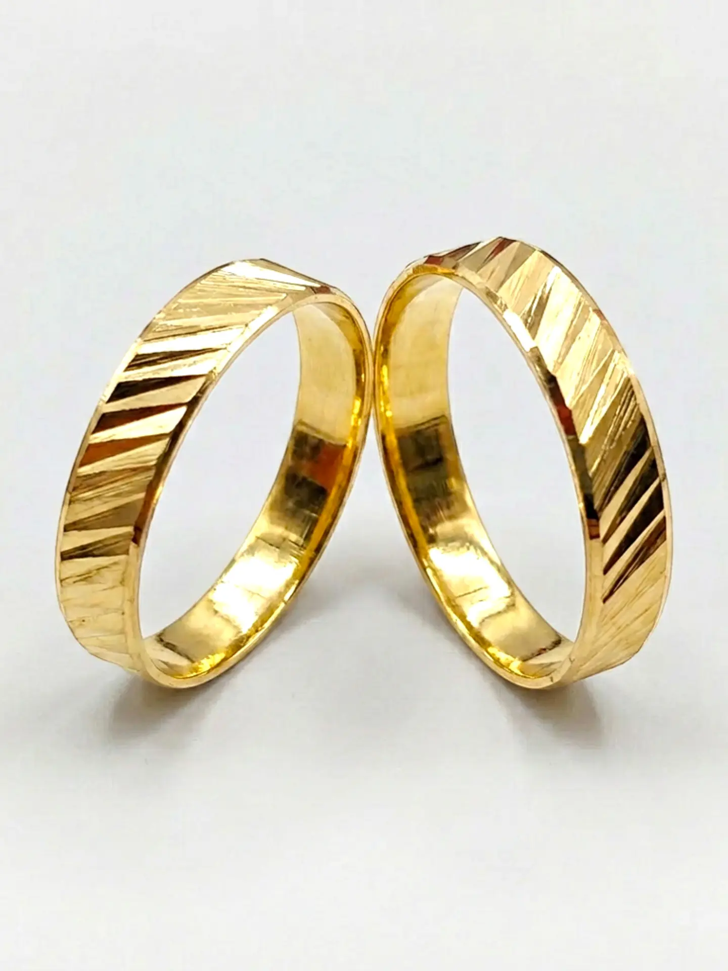 Argollas Nupciales Satín Diagonal 5 mm Oro 18k 3