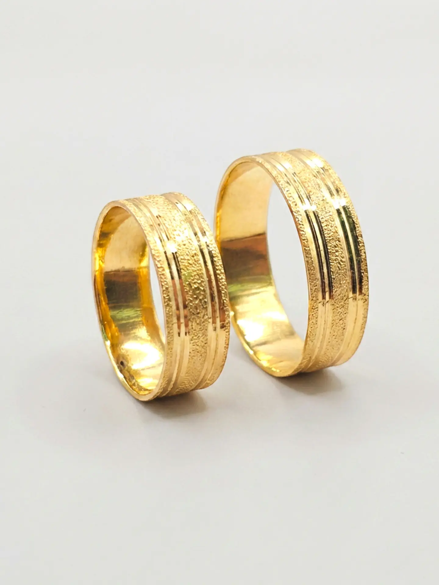Argollas Nupciales Brillo de Satín 6 mm Oro 18k 1