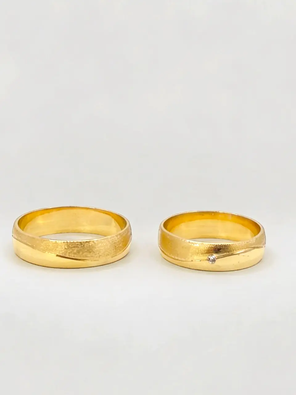 Argollas Nupciales Satín y Circón 5 mm Oro 18k 3