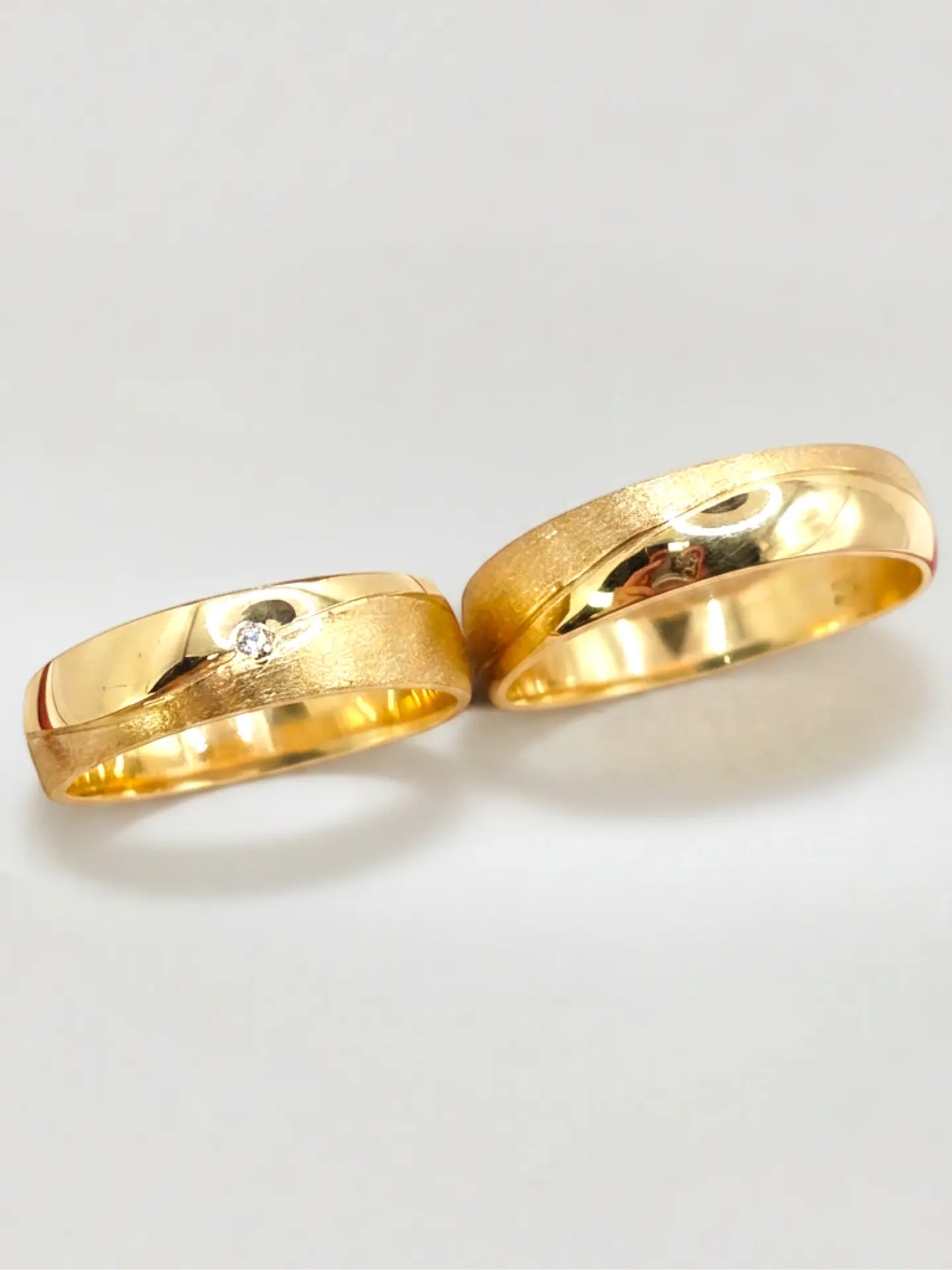 Argollas Nupciales Satín y Circón 5 mm Oro 18k 4