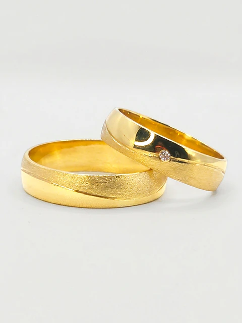Argollas Matrimonio Satín y Circón 5 mm Oro 18k