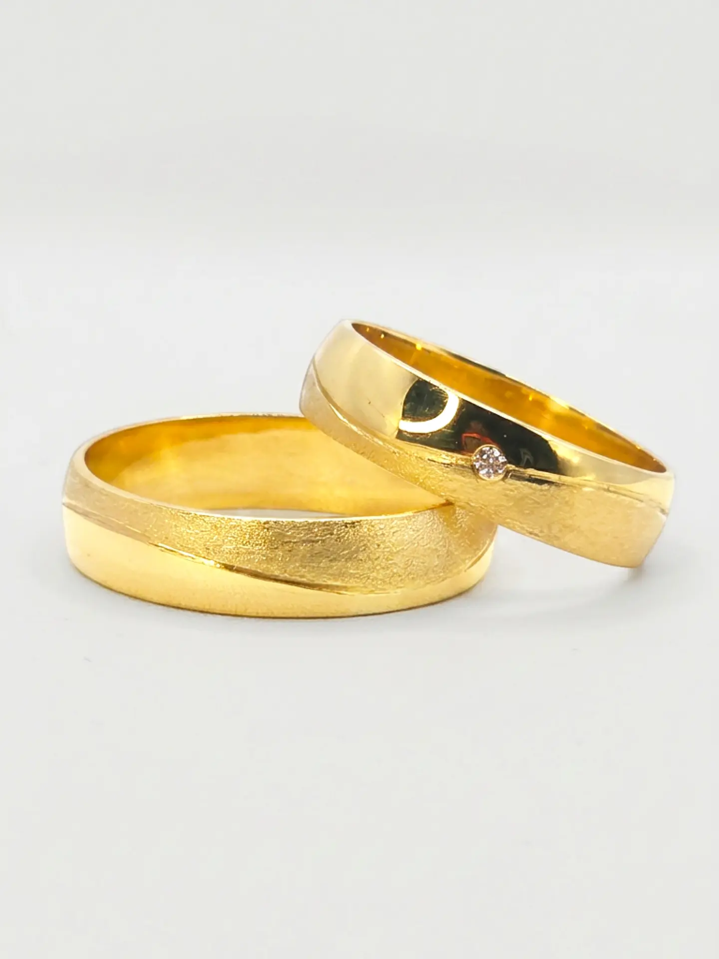 Argollas Nupciales Satín y Circón 5 mm Oro 18k 2