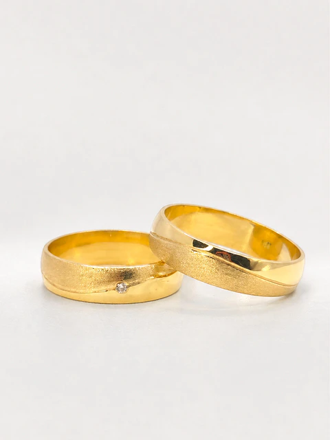 Argollas Nupciales Satín y Circón 5 mm Oro 18k