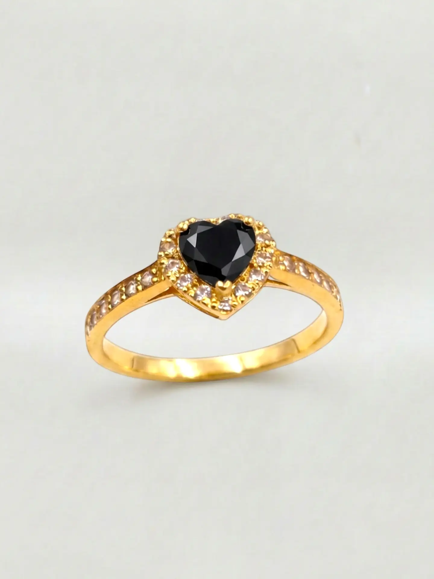 Anillo Medio Cintillo Corazón de Onix y circones Oro 18k 3