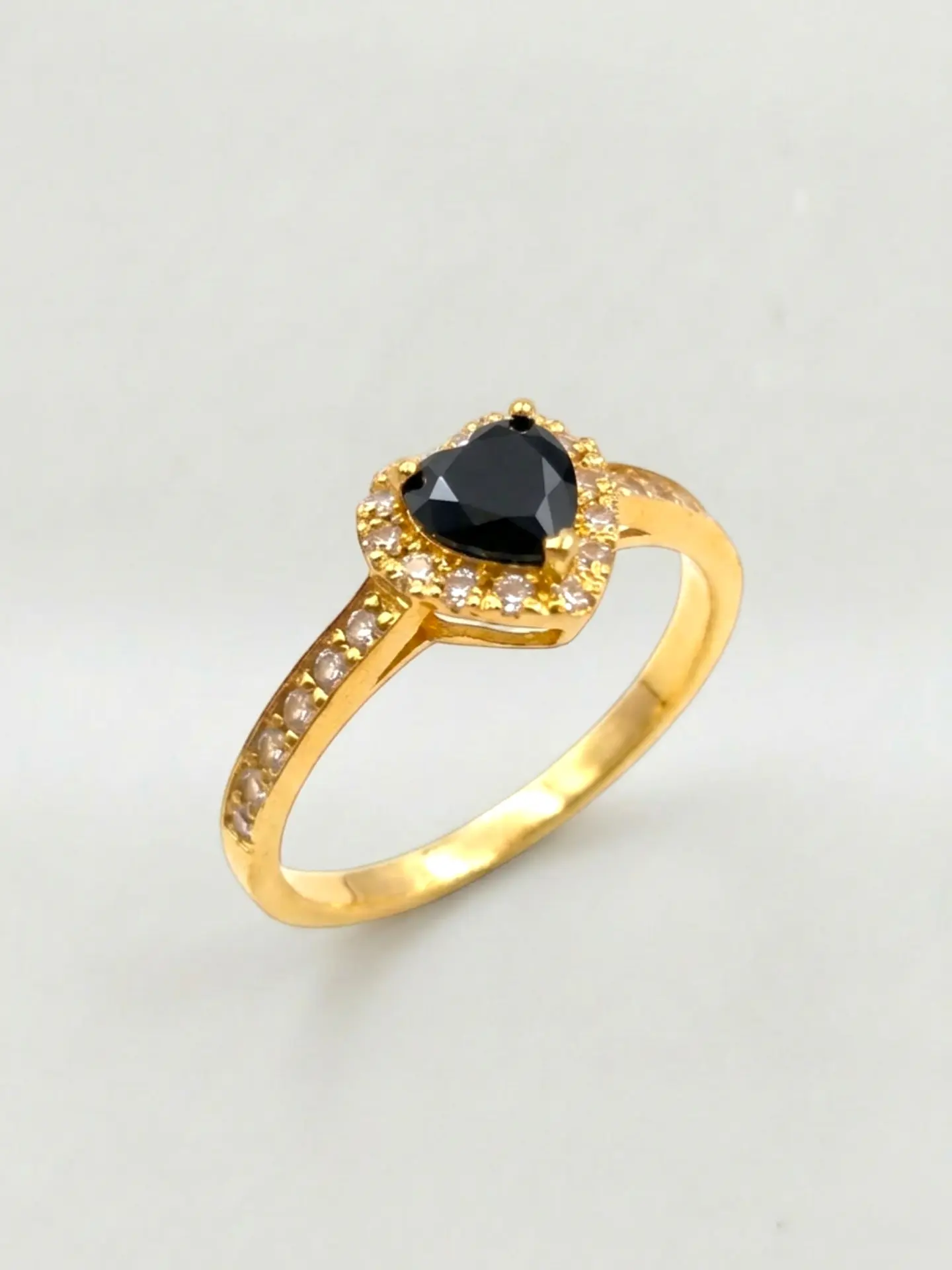Anillo Medio Cintillo Corazón de Onix y circones Oro 18k 4