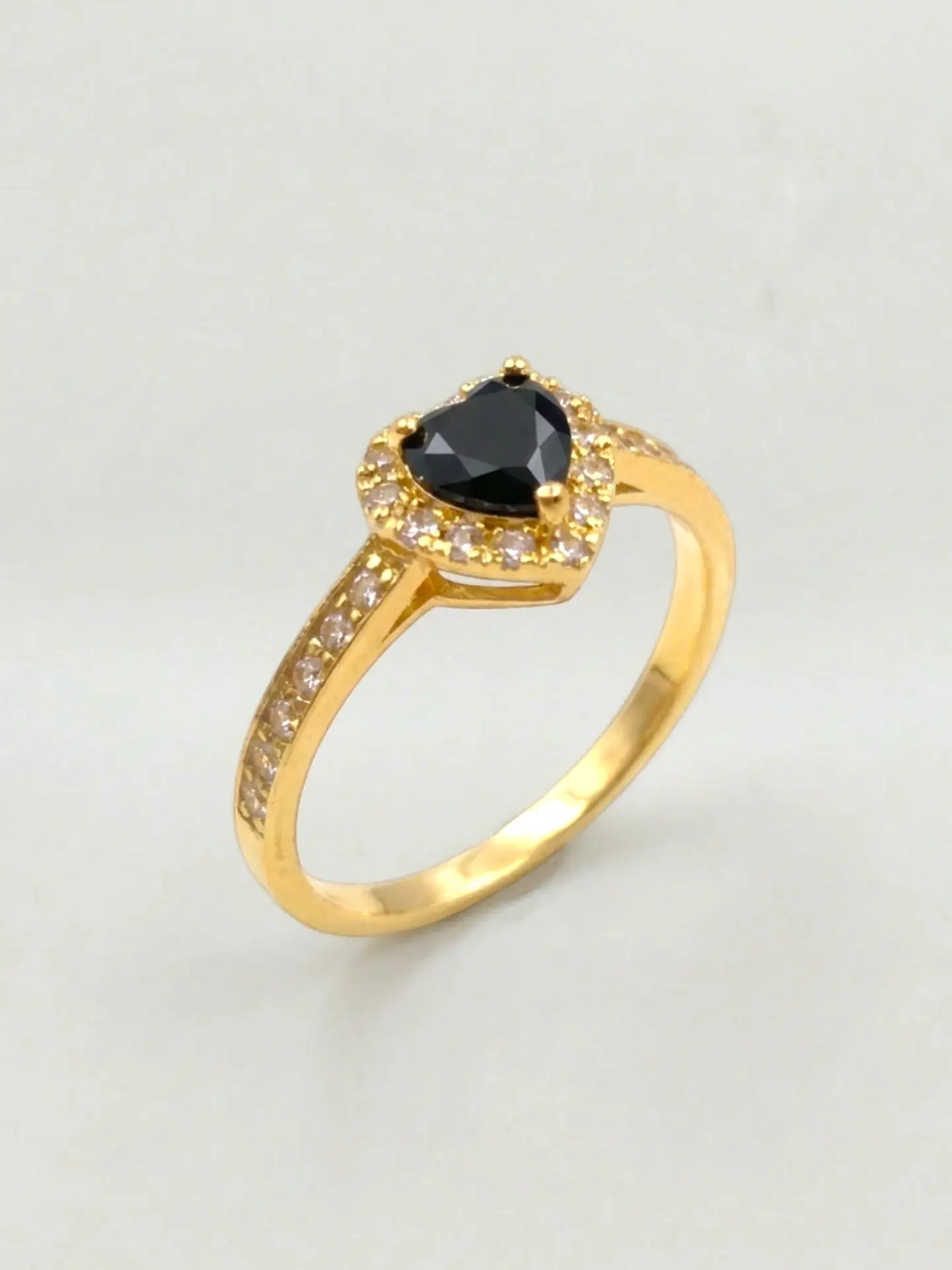 Anillo Medio Cintillo Corazón de Onix y circones Oro 18k 5