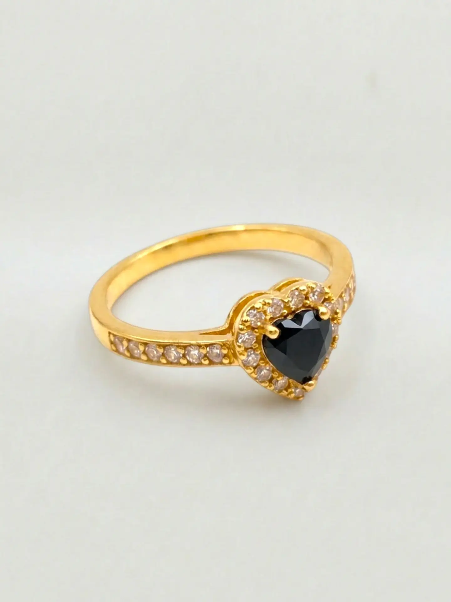 Anillo Medio Cintillo Corazón de Onix y circones Oro 18k 2