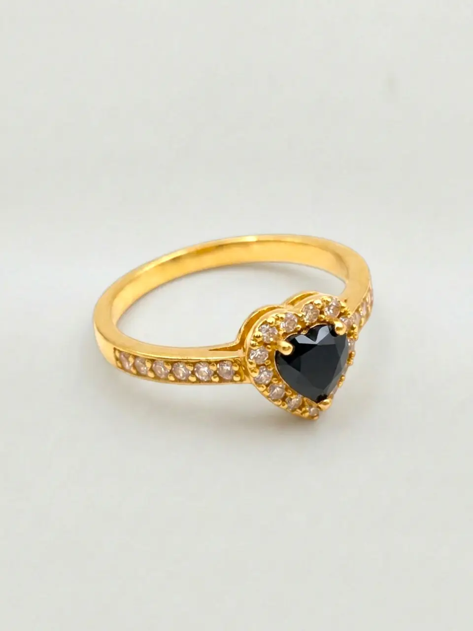 Anillo Medio Cintillo Corazón de Onix y circones Oro 18k 2