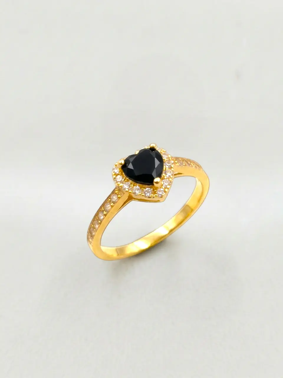 Anillo Medio Cintillo Corazón de Onix y circones Oro 18k 7