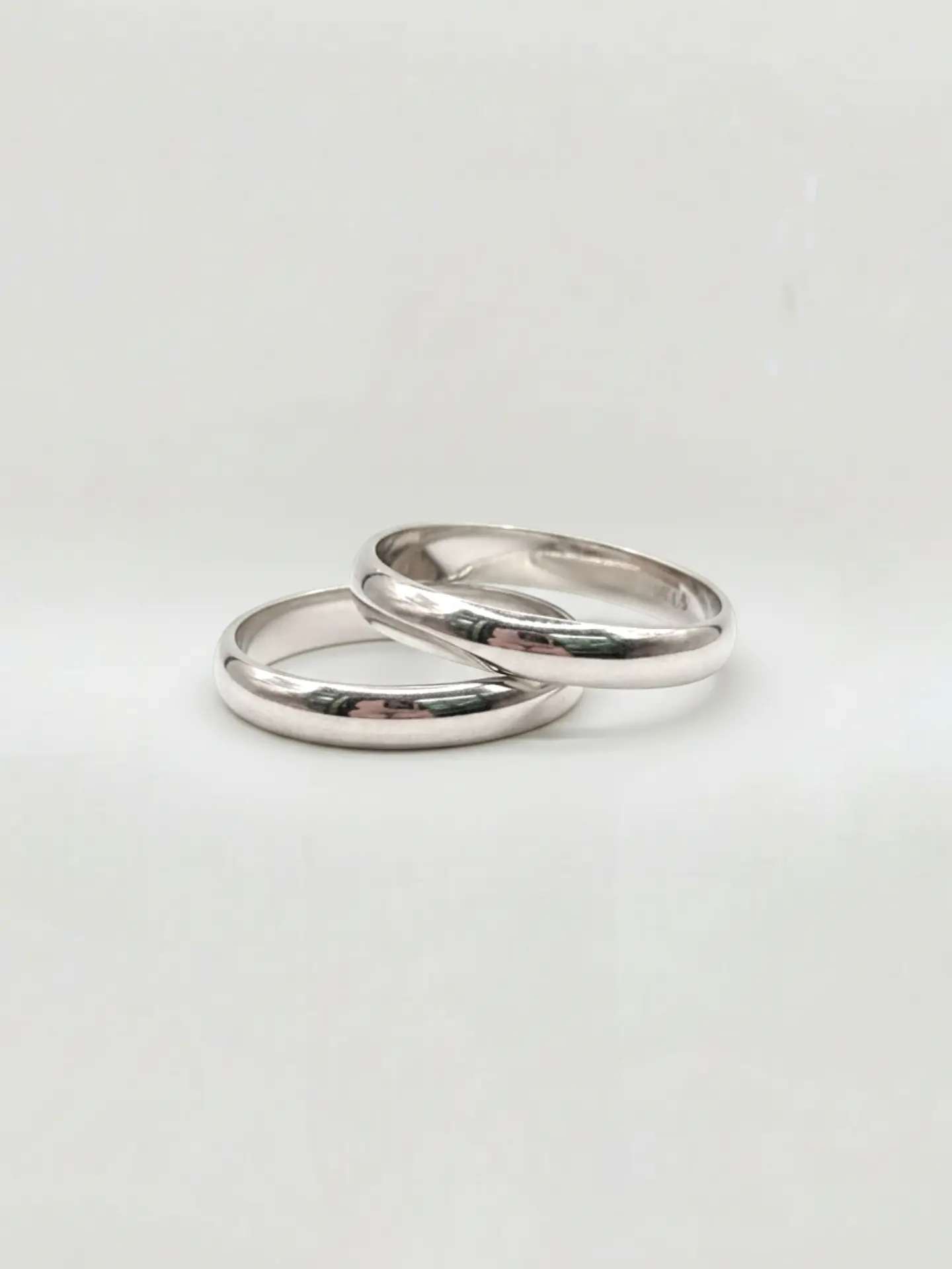 Argollas de matrimonio estilo Inglés 3 mm 8 grs Oro blanco 18k 2