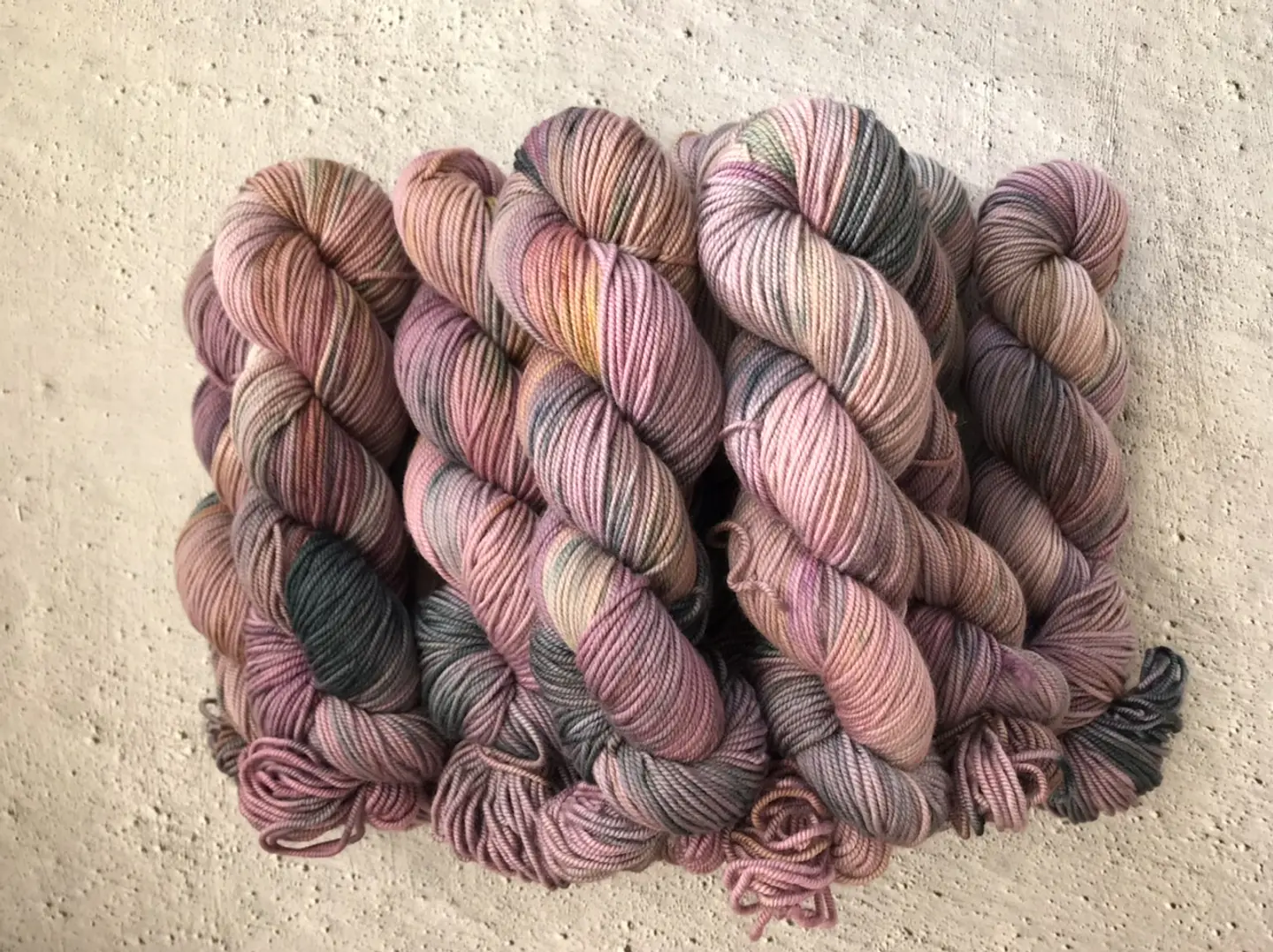 Lana Merino Superwash Pintada Berenjena  3