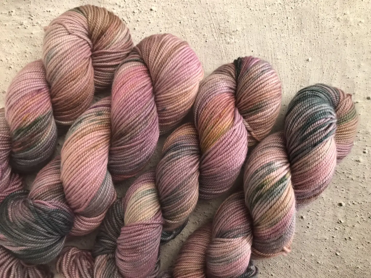 Lana Merino Superwash Pintada Berenjena  2