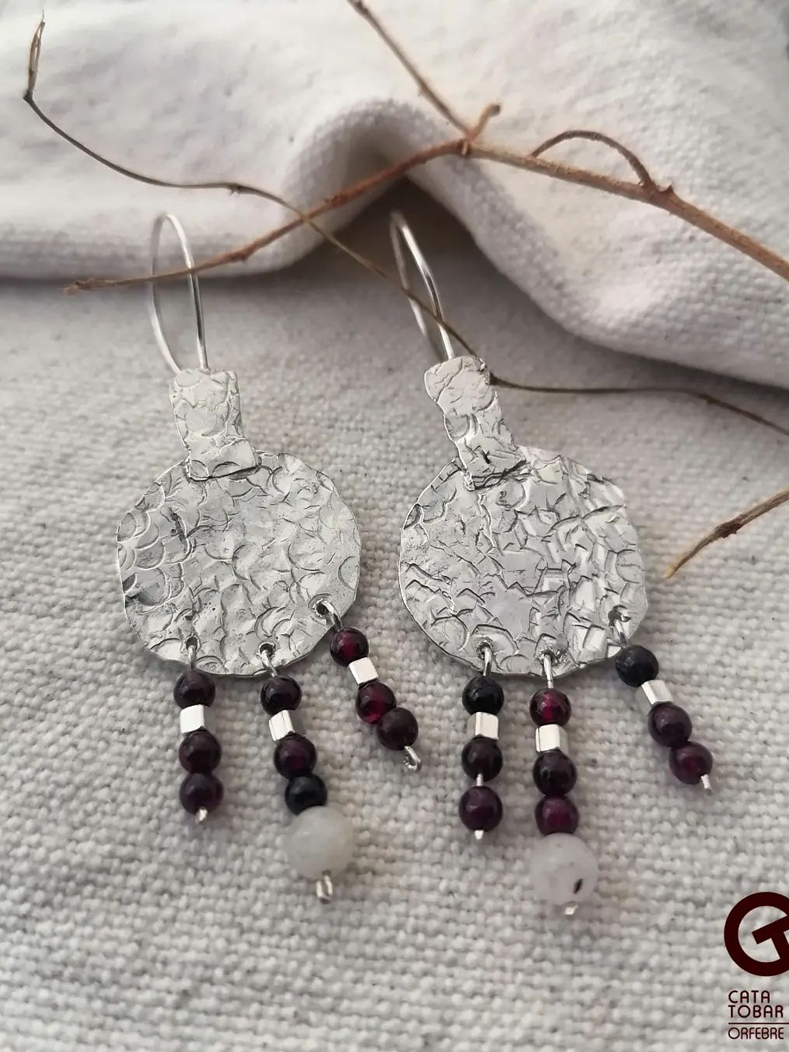 Aros Texturados con Granate y Piedra Luna 1