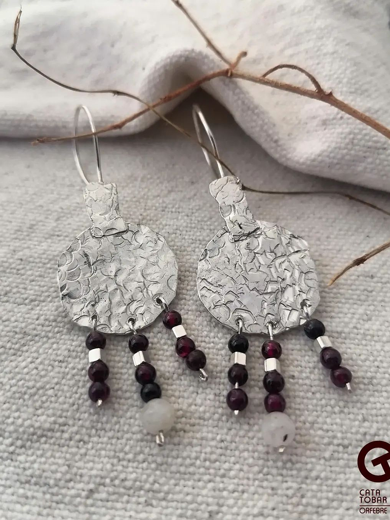 Aros Texturados con Granate y Piedra Luna 1