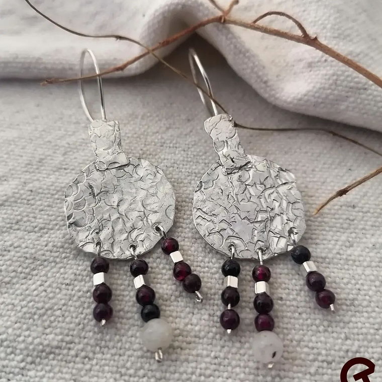 Aros Texturados con Granate y Piedra Luna 1
