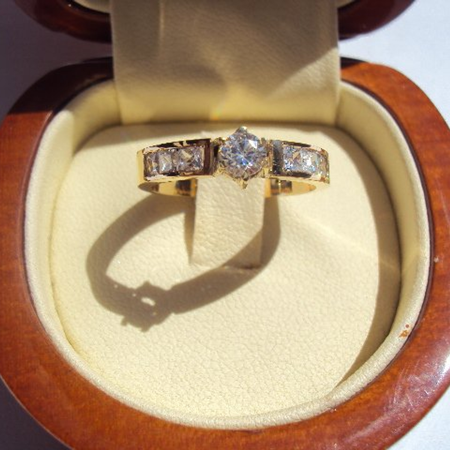 Anillo de oro con<br>circones suizos
