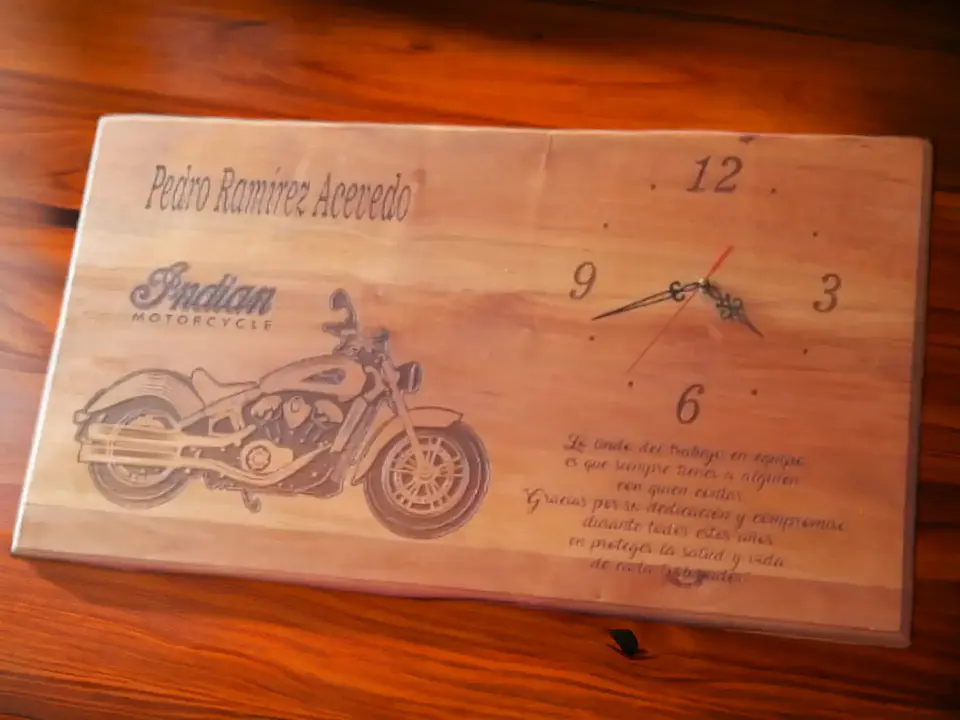 Reloj de pared en madera nativa 1
