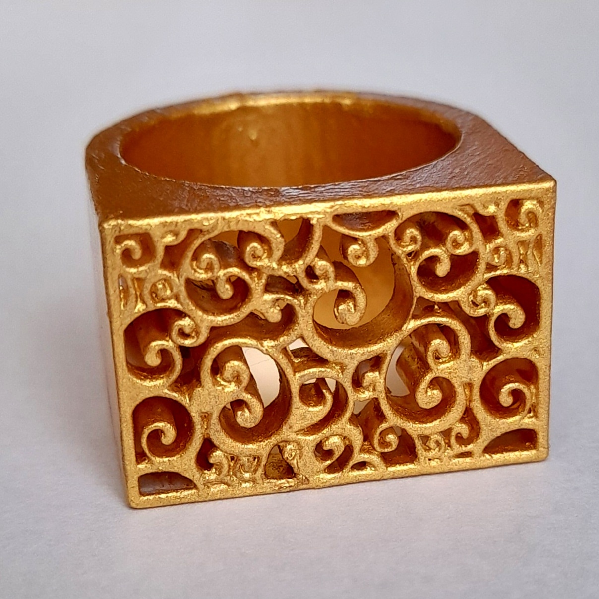 Anillo resina dorado
