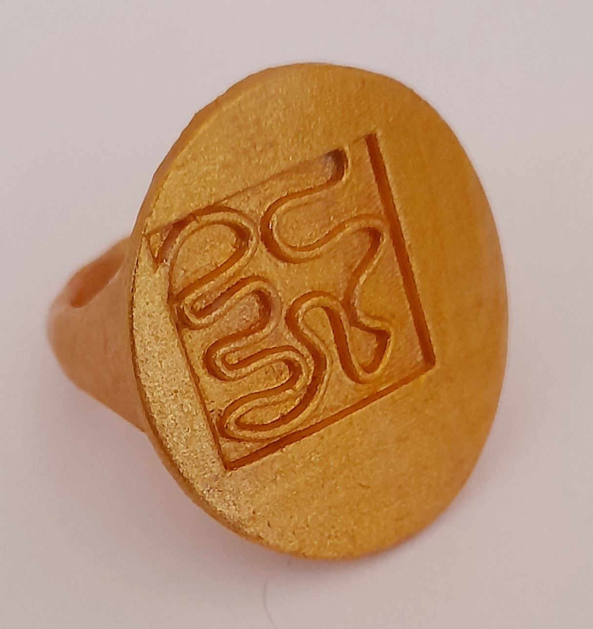 Anillo resina 3d dorado