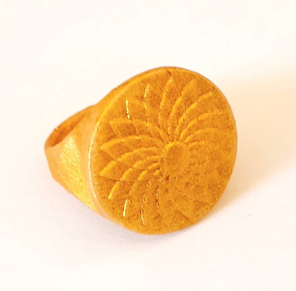 anillo resina 3d dorado