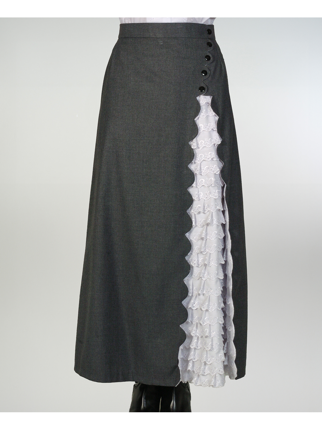 Falda de Huasa Elegante Gris Broderie Catron 2