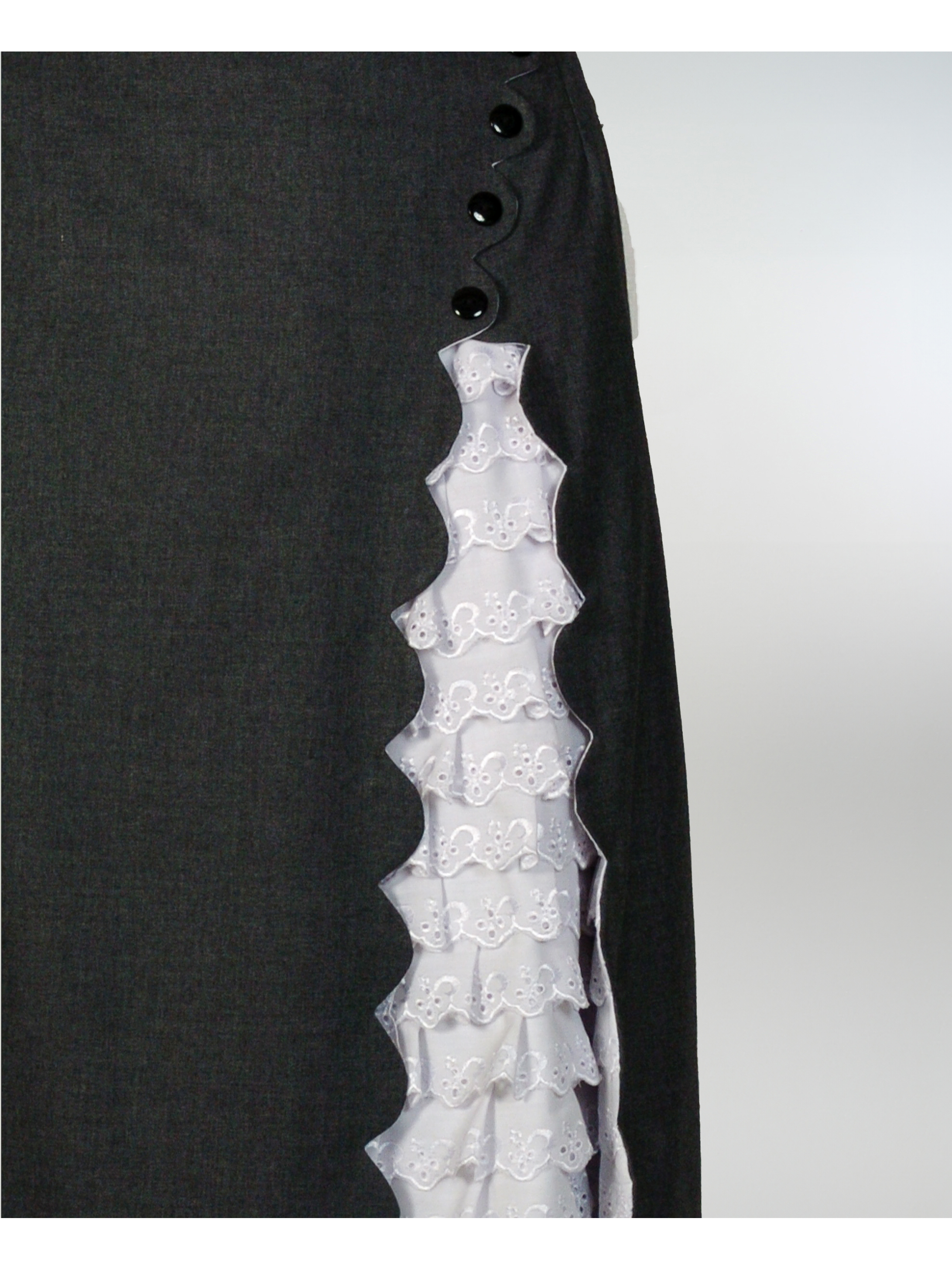 Falda de Huasa Elegante Gris Broderie Catron 3