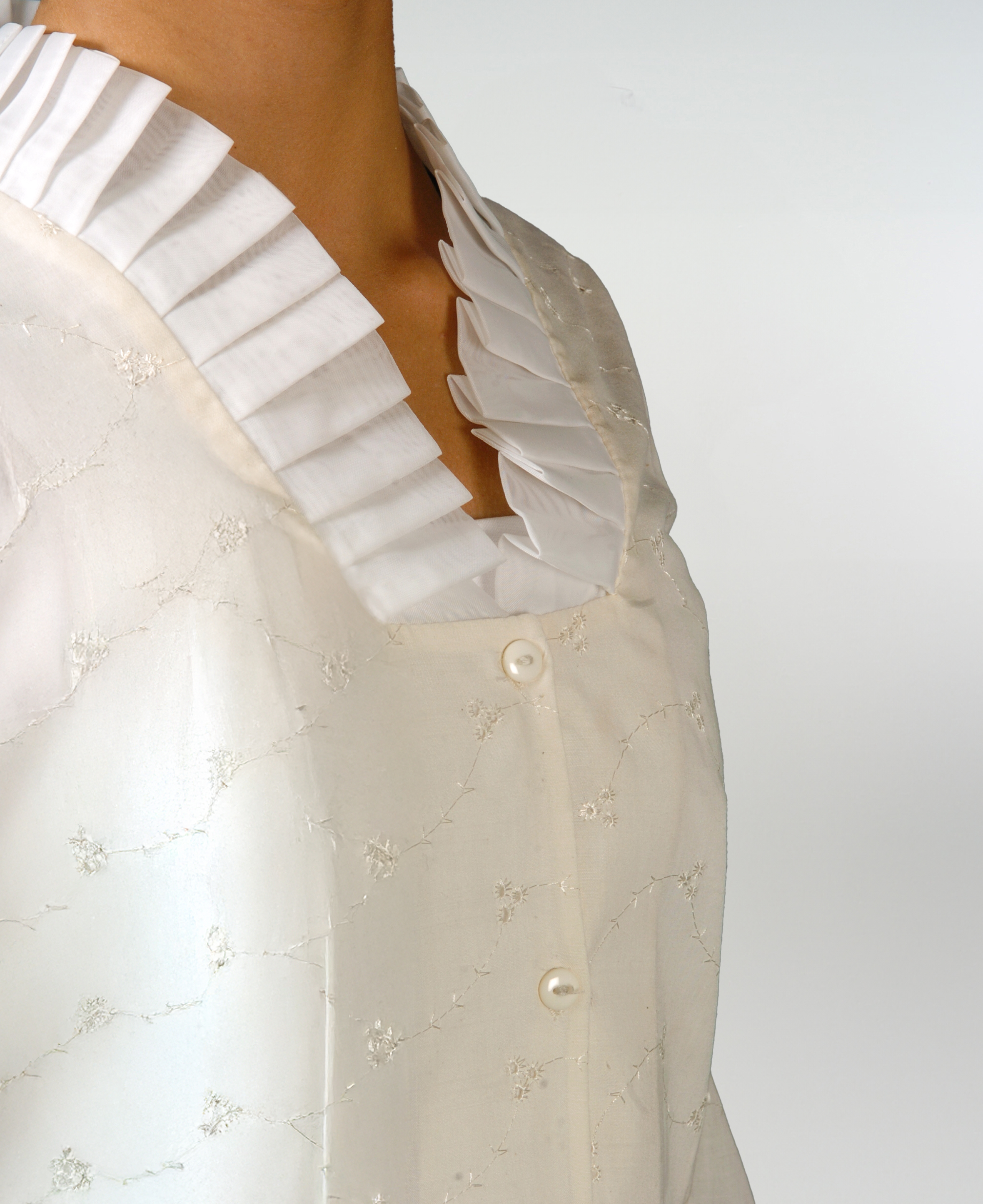 Blusa De Huasa Elegante Plisada Marfil Catron imagen 5