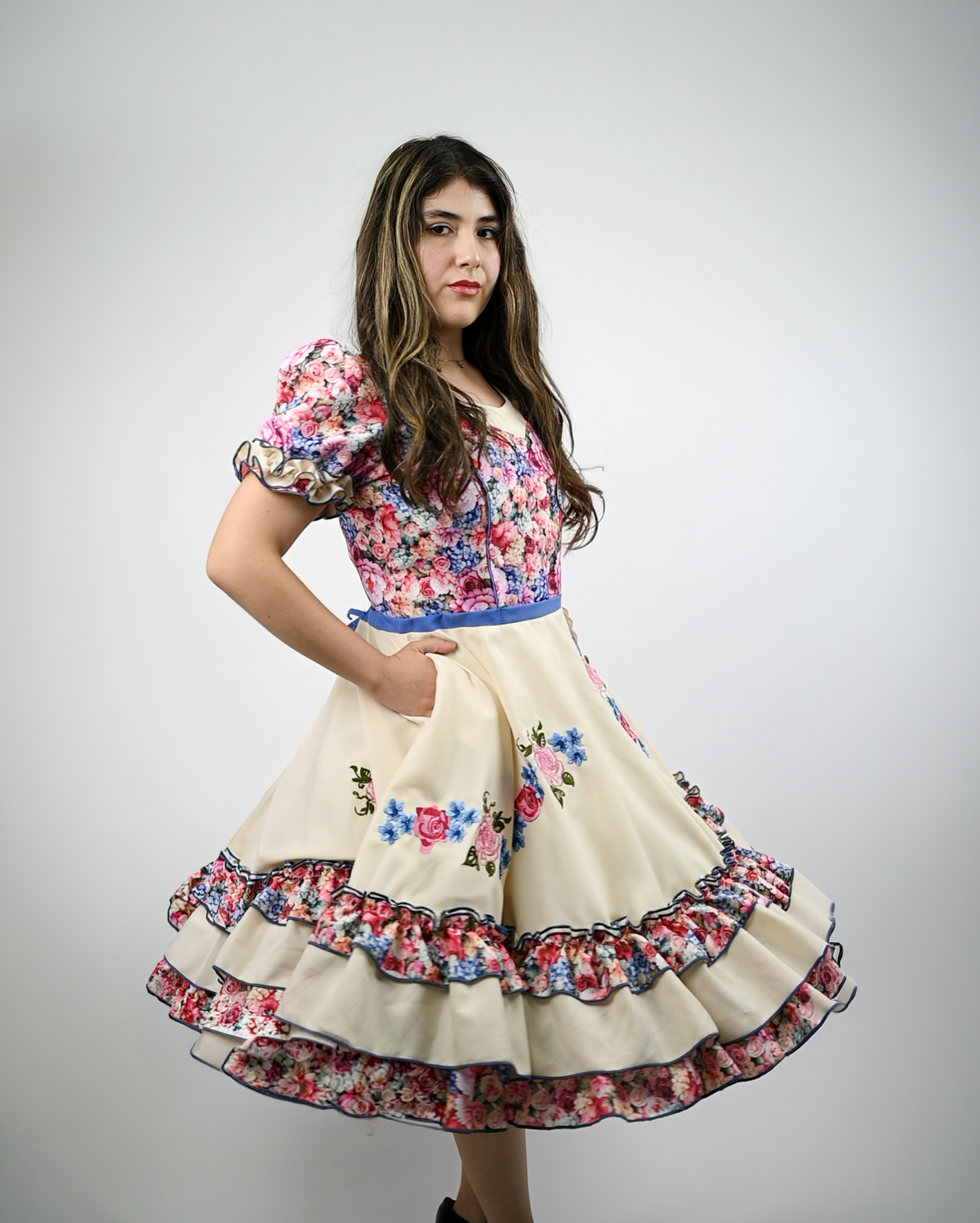 Vestido de China Beige con Flores Catron – Primavera Corralera imagen 5