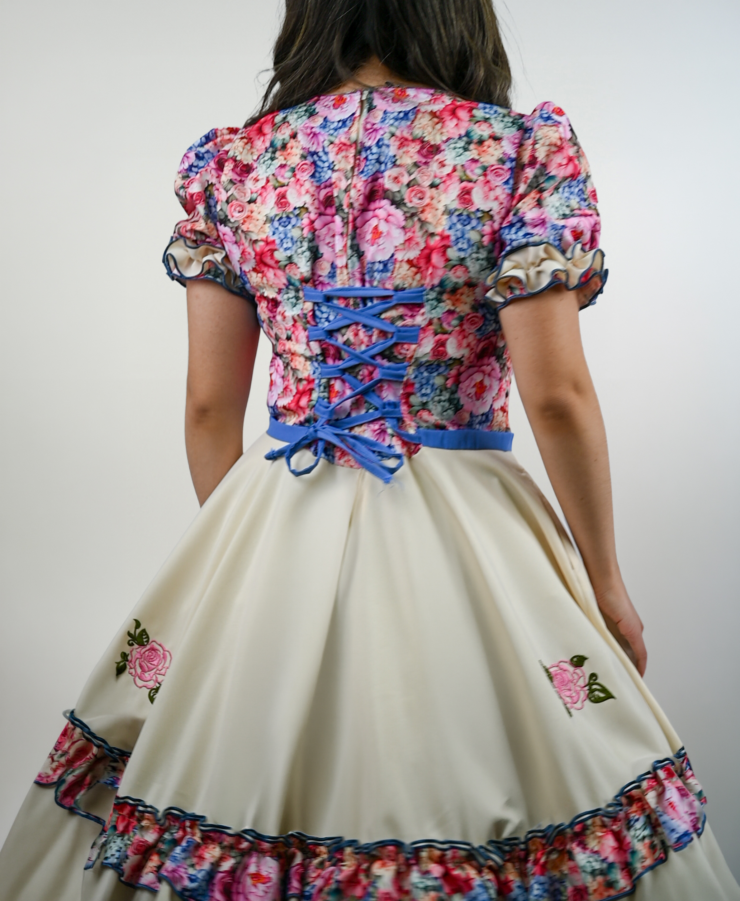 Vestido de China Beige con Flores Catron – Primavera Corralera imagen 3