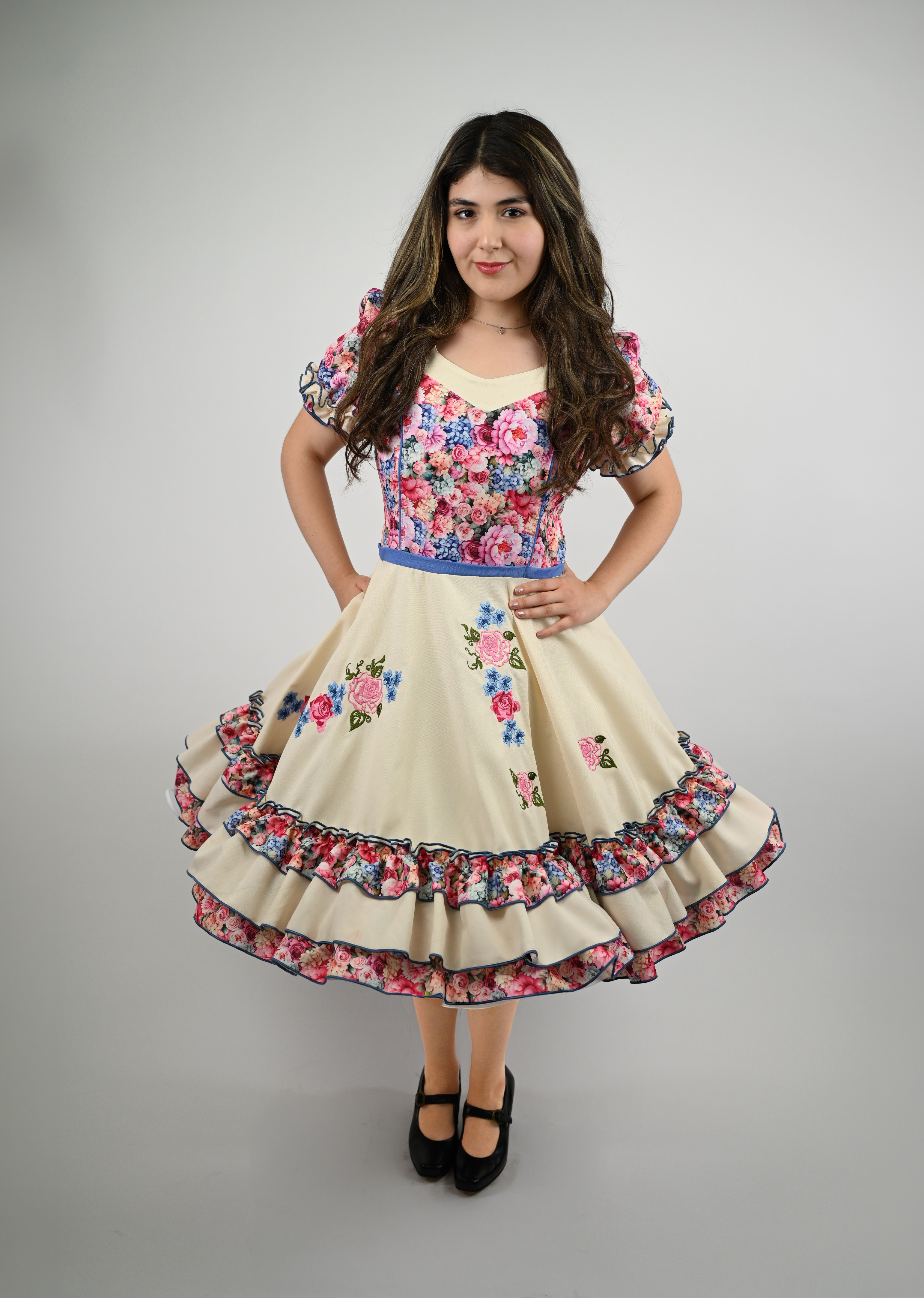 Vestido de China Beige con Flores Catron – Primavera Corralera imagen 1