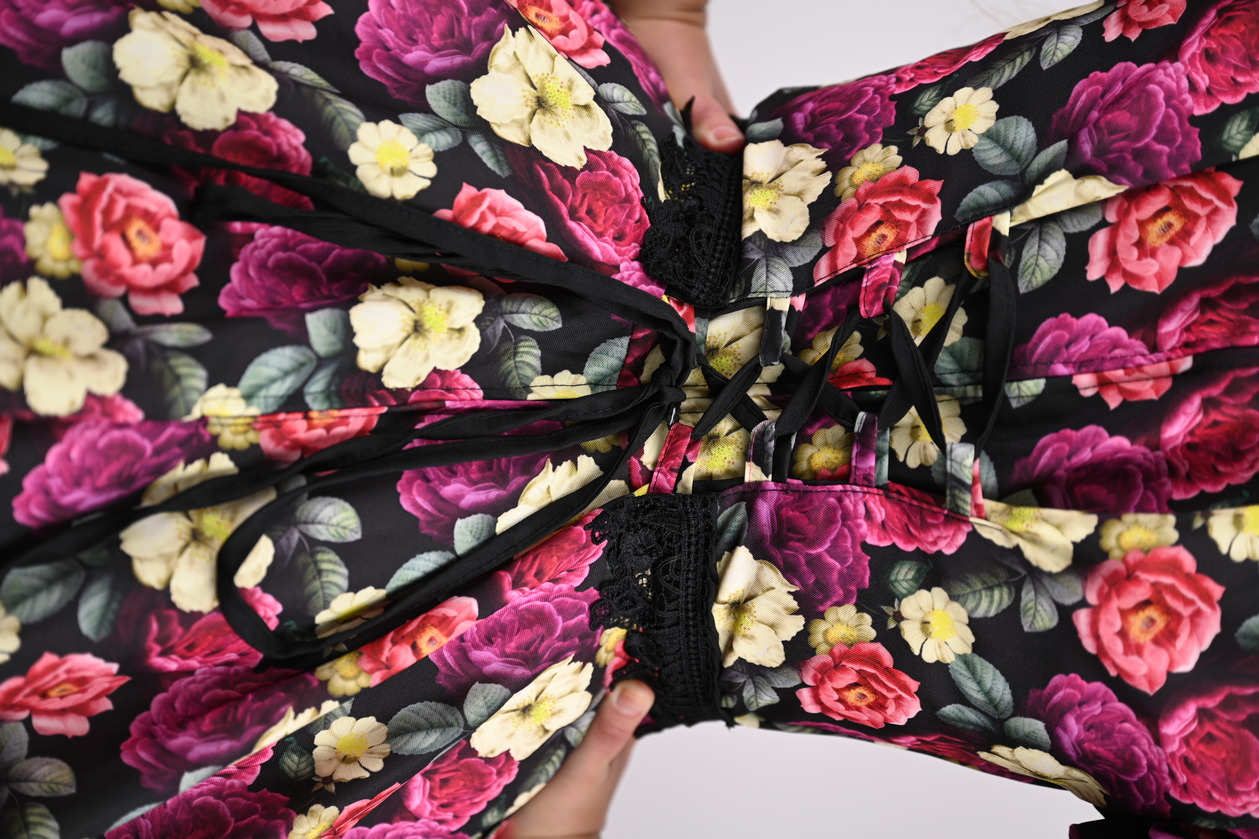 Vestido de China Negro Floral Catron – Resplandor de Peonías imagen 4