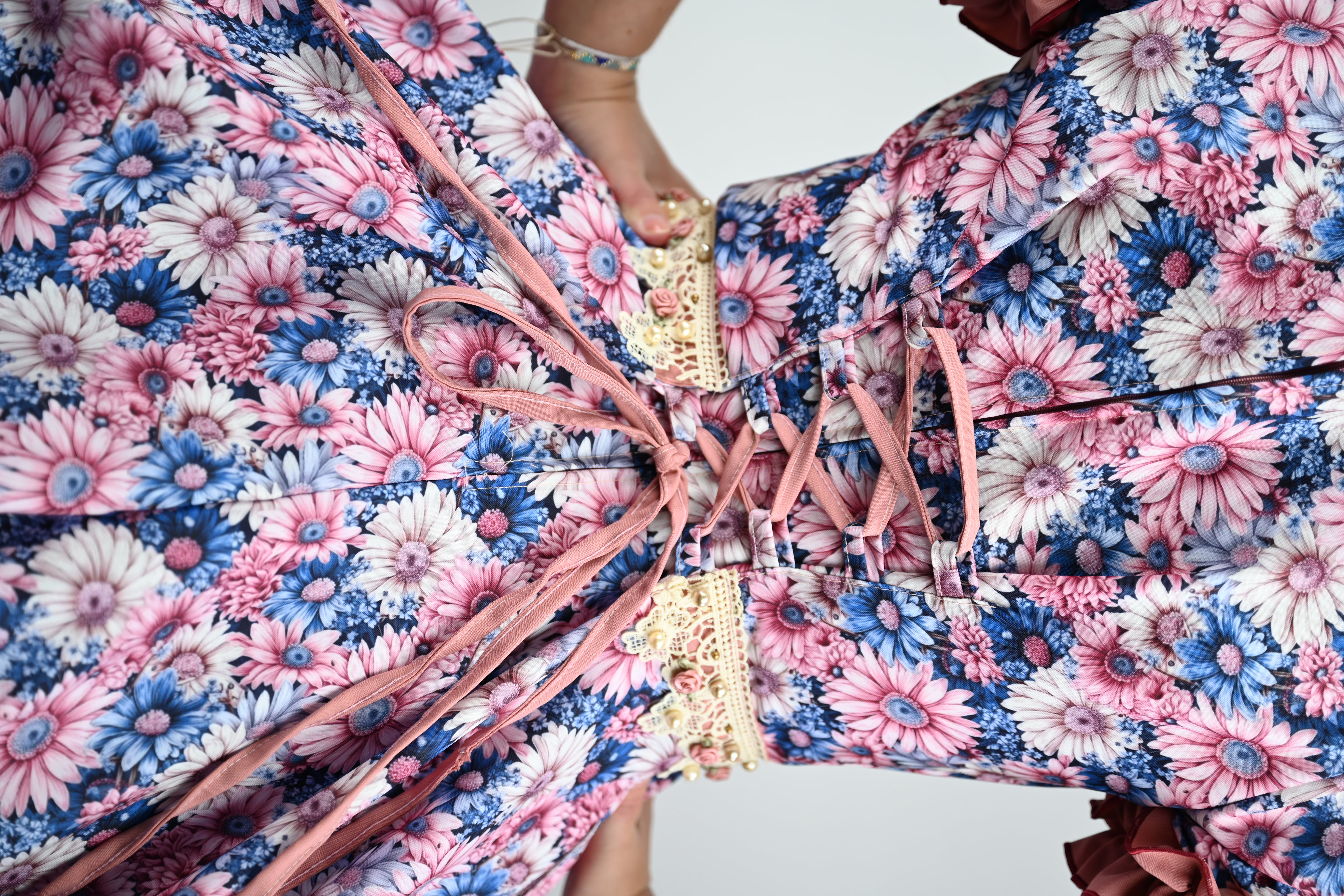 Vestido de China Celeste Floral Catron – Alba del Palmar imagen 4