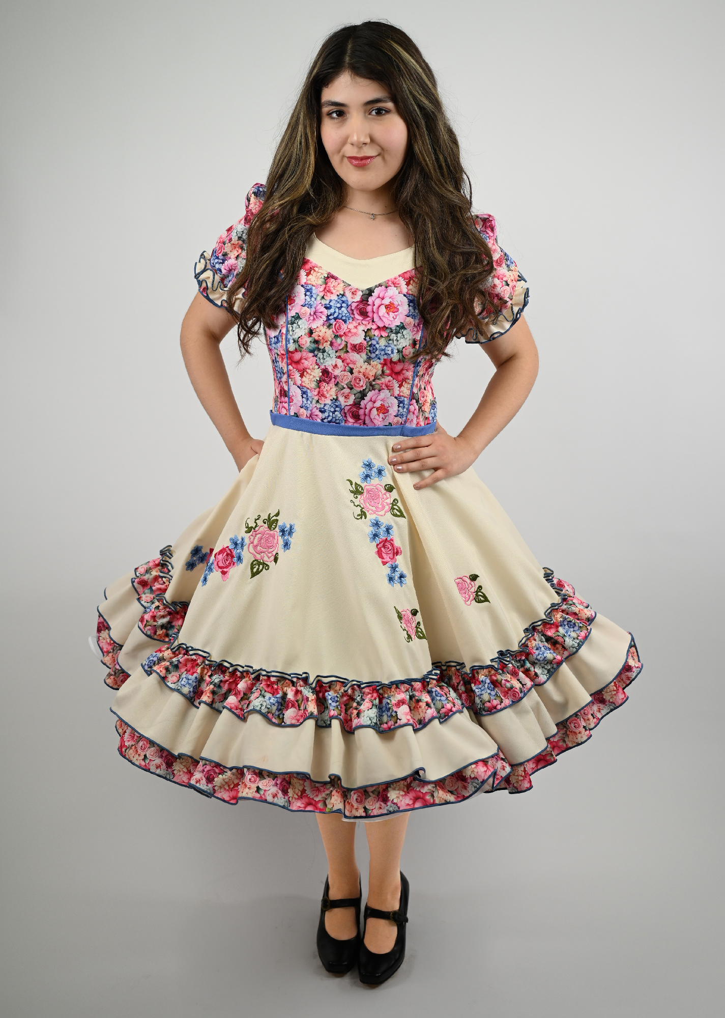 Vestido de China Beige con Flores Catron – Primavera Corralera imagen 1