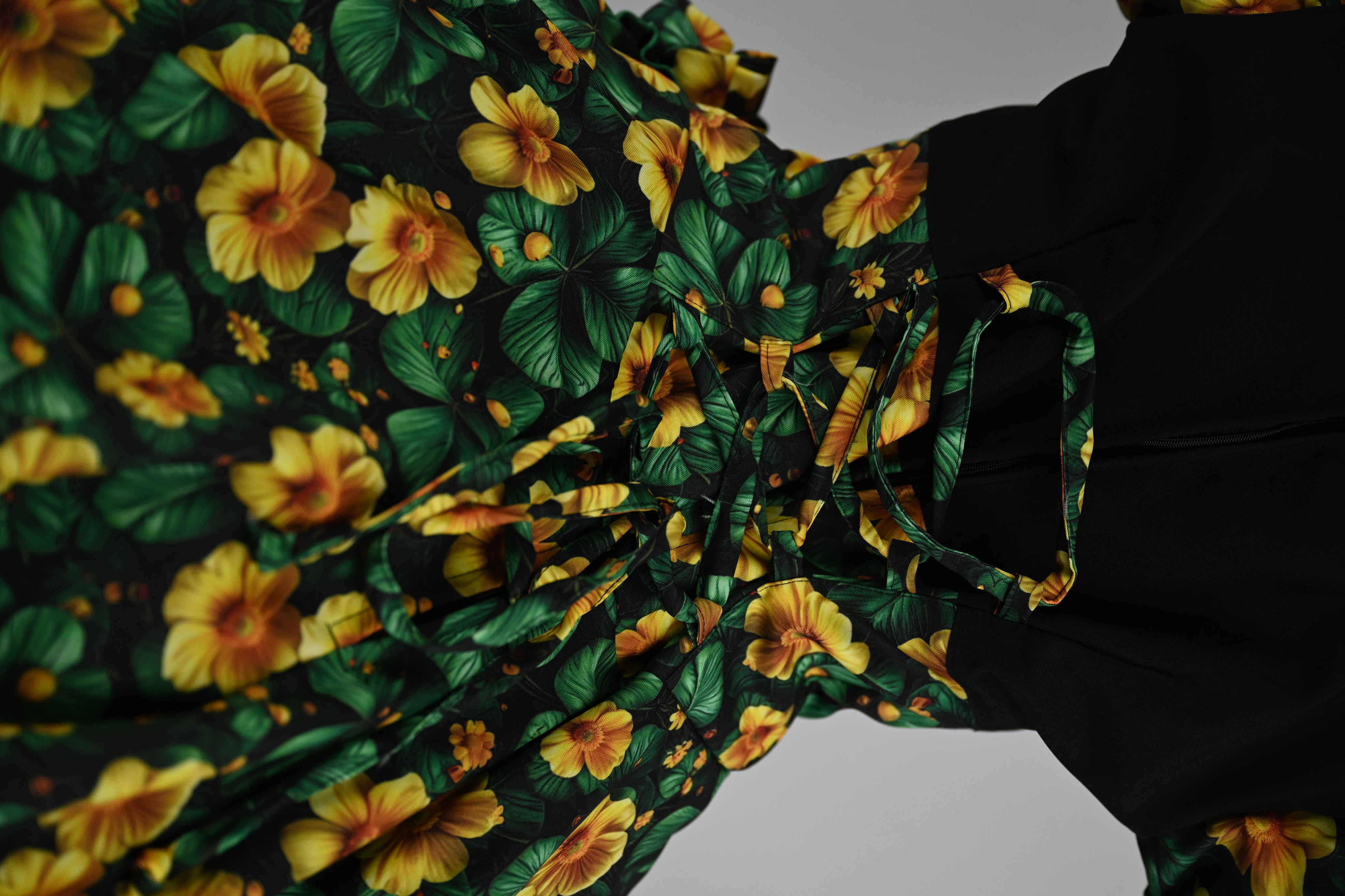 Vestido de China Negro Floral Catron – Jardín Dorado imagen 2