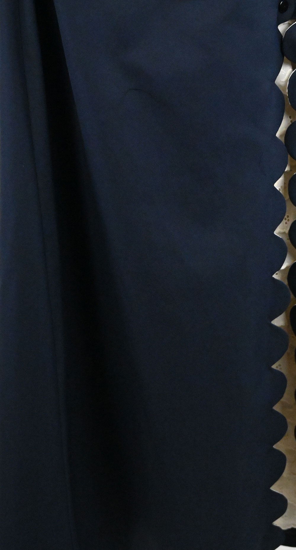 Faldón de Huasa Azul Marino Oscuro con Broderie Marfil imagen 3