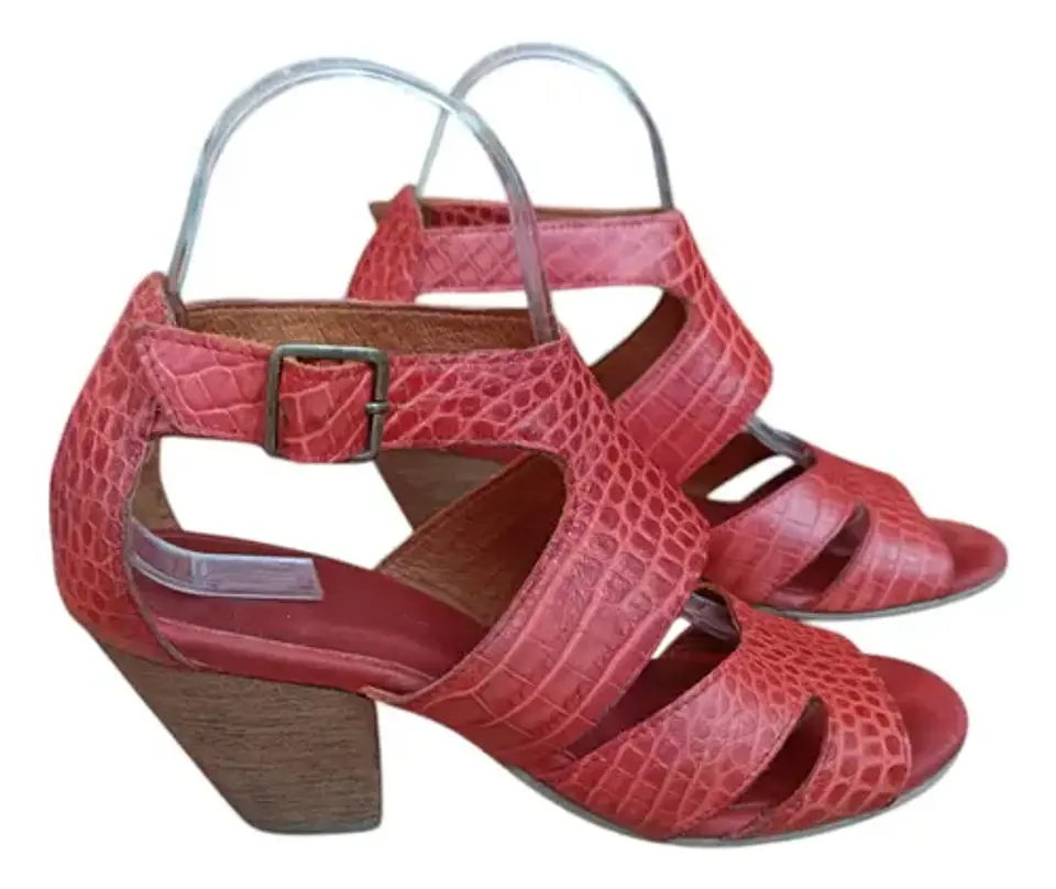 Sandalia Roja Marca Romano 100% Cuero - Talla 38 5