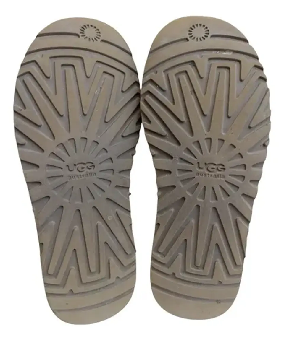 Bota UGG Modelo Classic Short Castaño - Talla 35 10