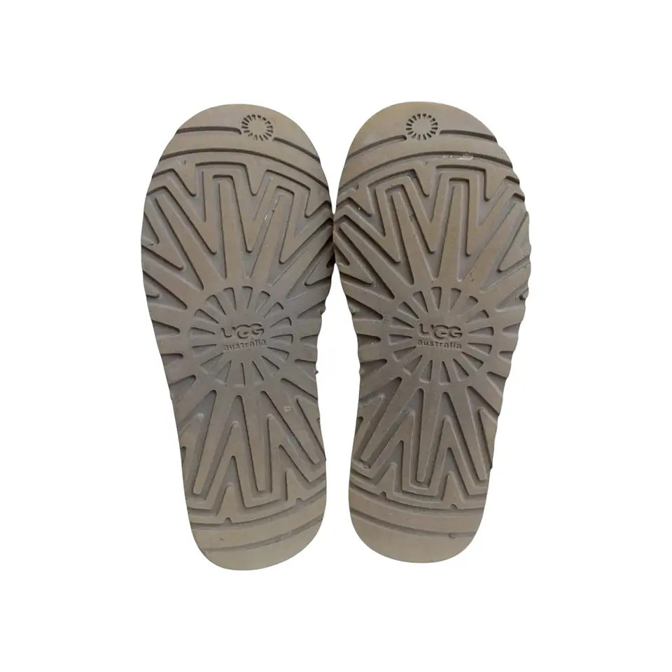 Bota UGG Modelo Classic Short Castaño - Talla 35 10