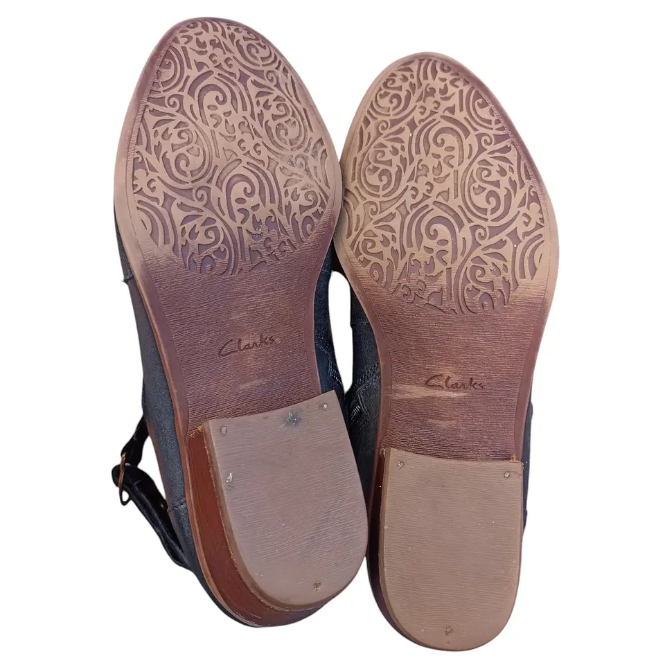Botín Negro Clarks De Cuero Genuino Con Taco - Talla 38  9