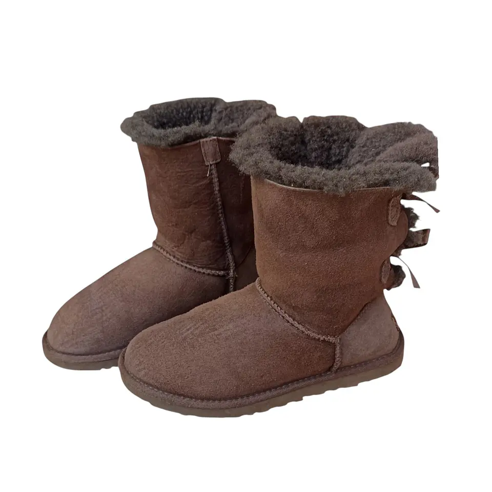 Bota Ugg Bailey Bow Chocolate Cuero y Lana de Oveja - Talla 36 2
