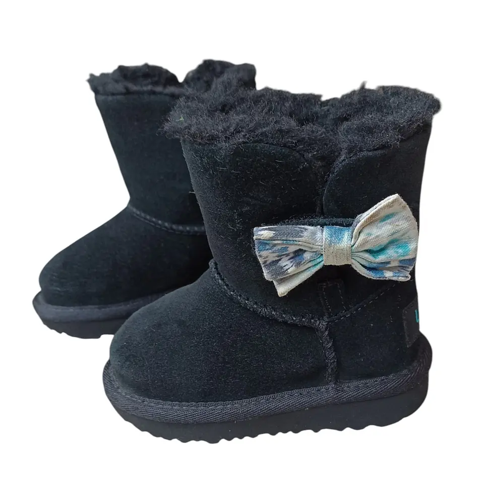 Botas UGG Kenzie Tie Dye Bow Para Niñas Pequeñas Talla 22 4