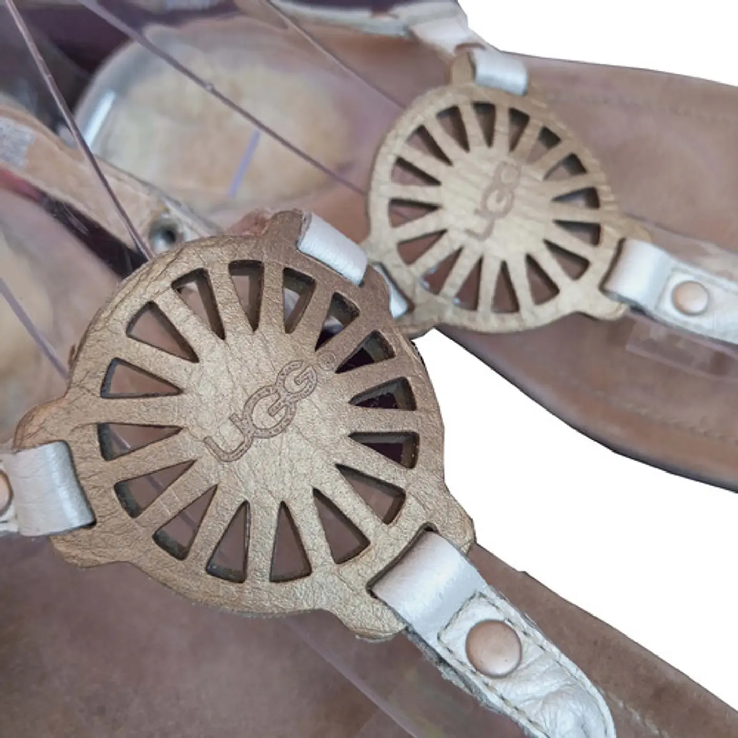 Sandalias Planas Ugg Modelo Ayden Medalla Dorada - Talla 36 5